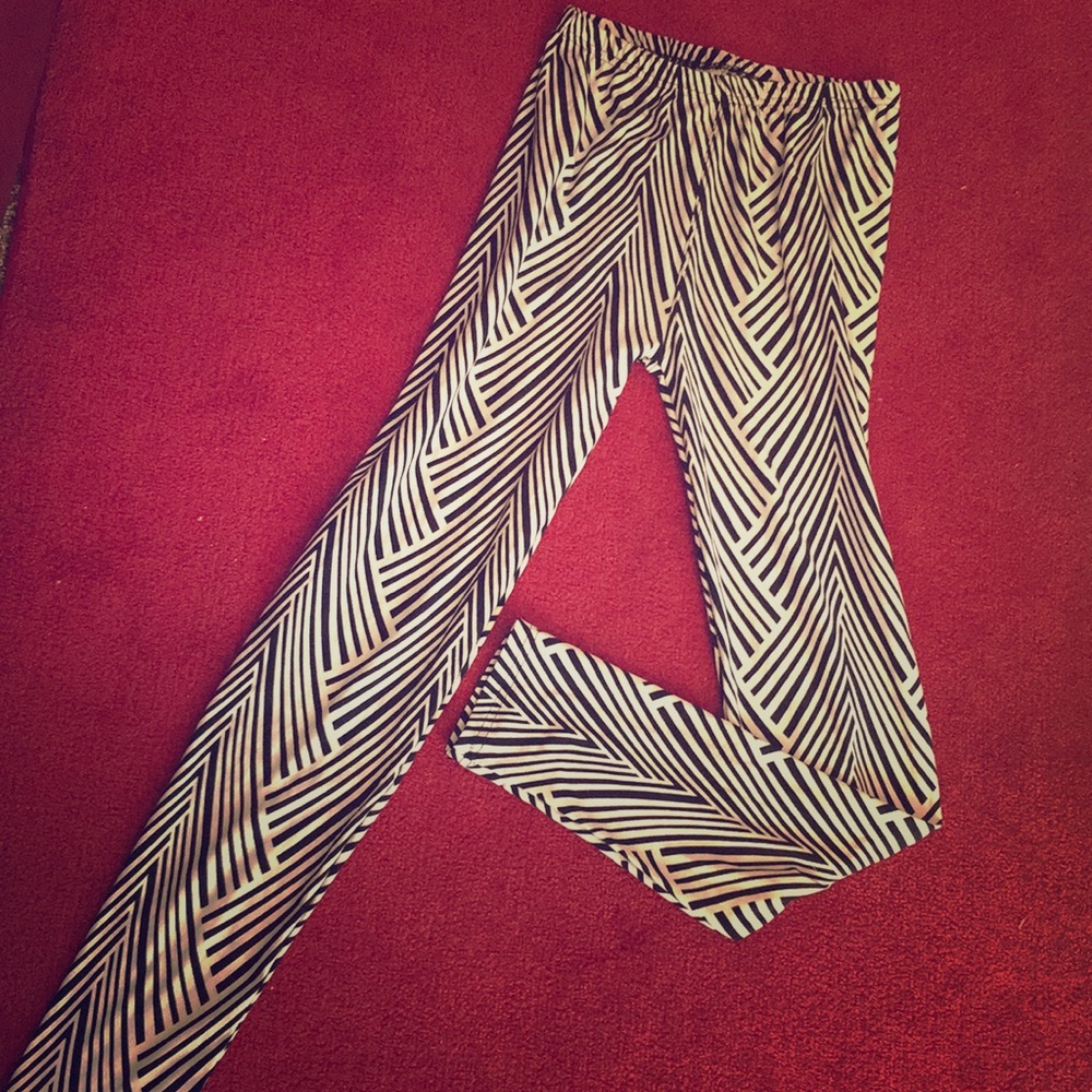 One size black and white leggings.